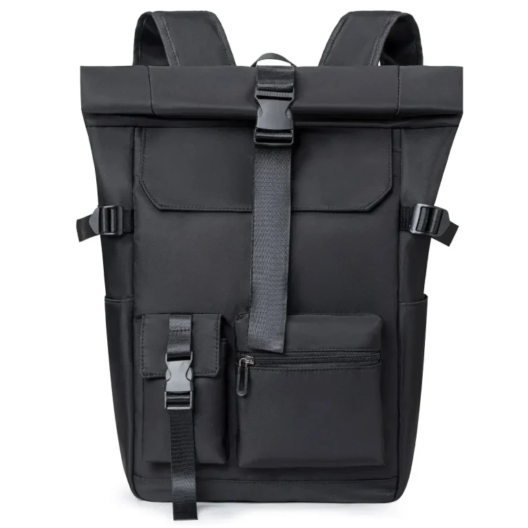 Schwarzer Rucksack mit eingerolltem Oberteil, Mittelgurt mit Steckschnalle und zwei Fronttaschen
