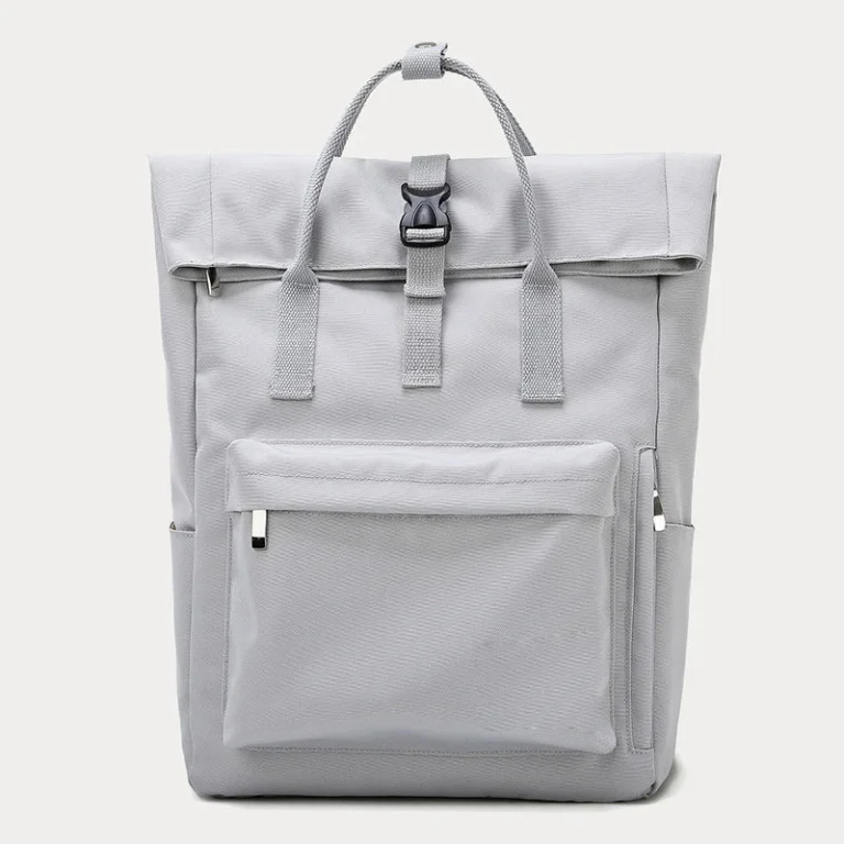 Hellgrauer Rucksack mit umgeschlagenem Oberteil, Schnalle und zwei Tragegriffen