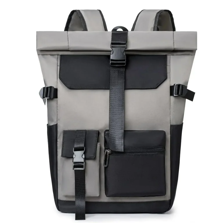 Grau-schwarzer Rucksack mit eingerolltem Oberteil, Mittelgurt mit Steckschnalle und zwei Fronttaschen