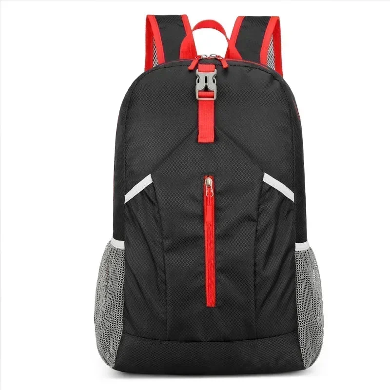 Schwarzer Rucksack mit roten Akzenten, reflektierenden Streifen und seitlichen Netztaschen