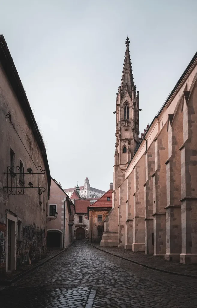 Graue Altstadtgasse mit Kopfsteinpflaster