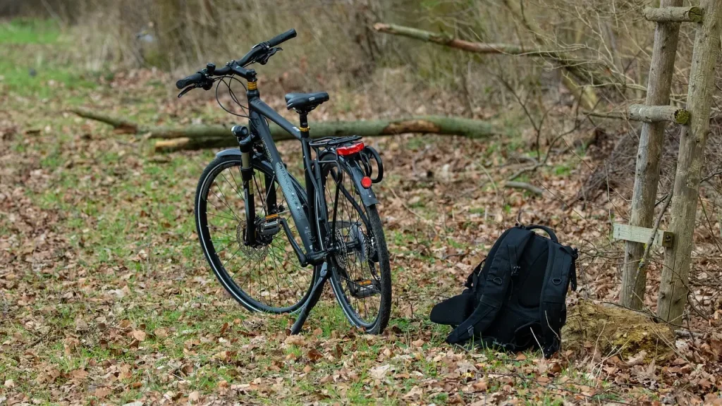 Fahrrad und Rucksack auf einer Waldlichtung